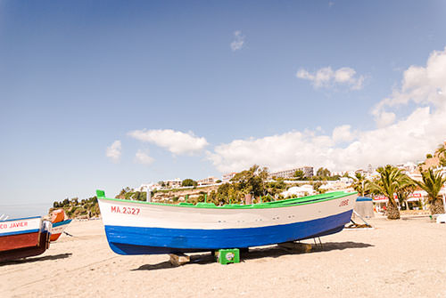 Barque sur la plage de Nerja